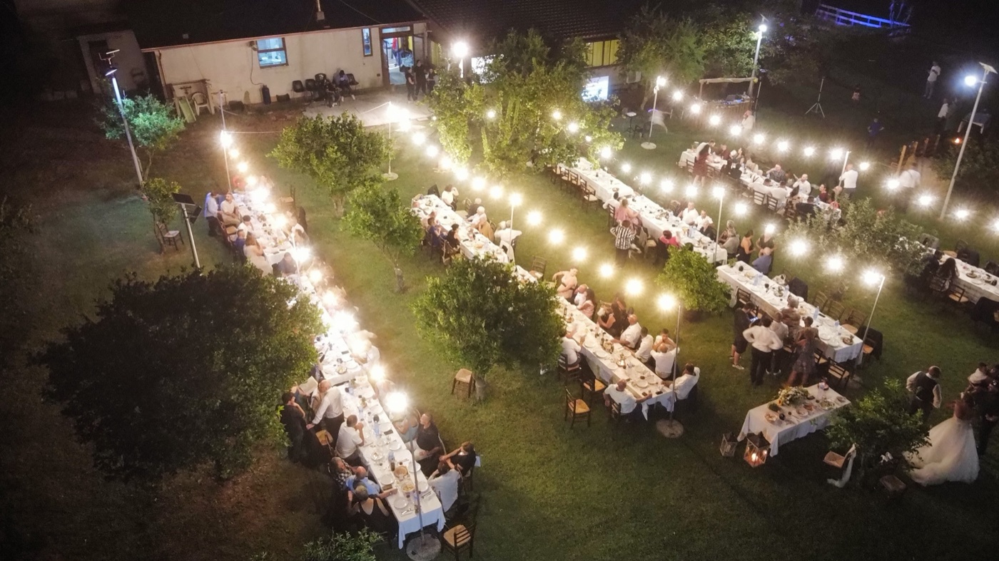 Banchetto con lunghe tavolate nel giardino
