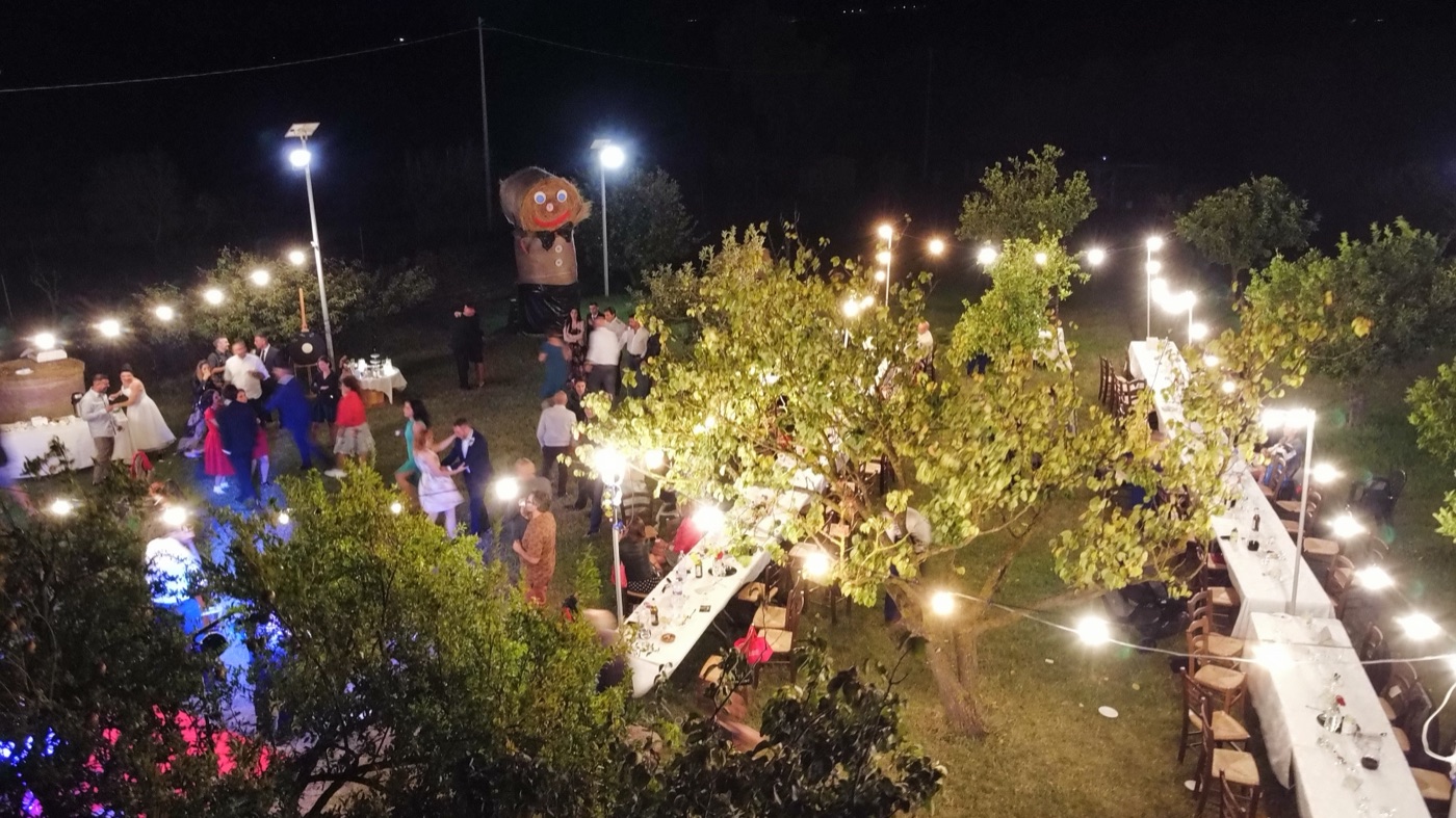 Festa serale con luci nel giardino
