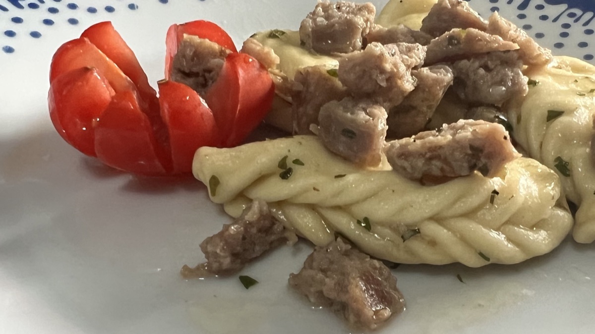Pasta fresca sarda con salsiccia