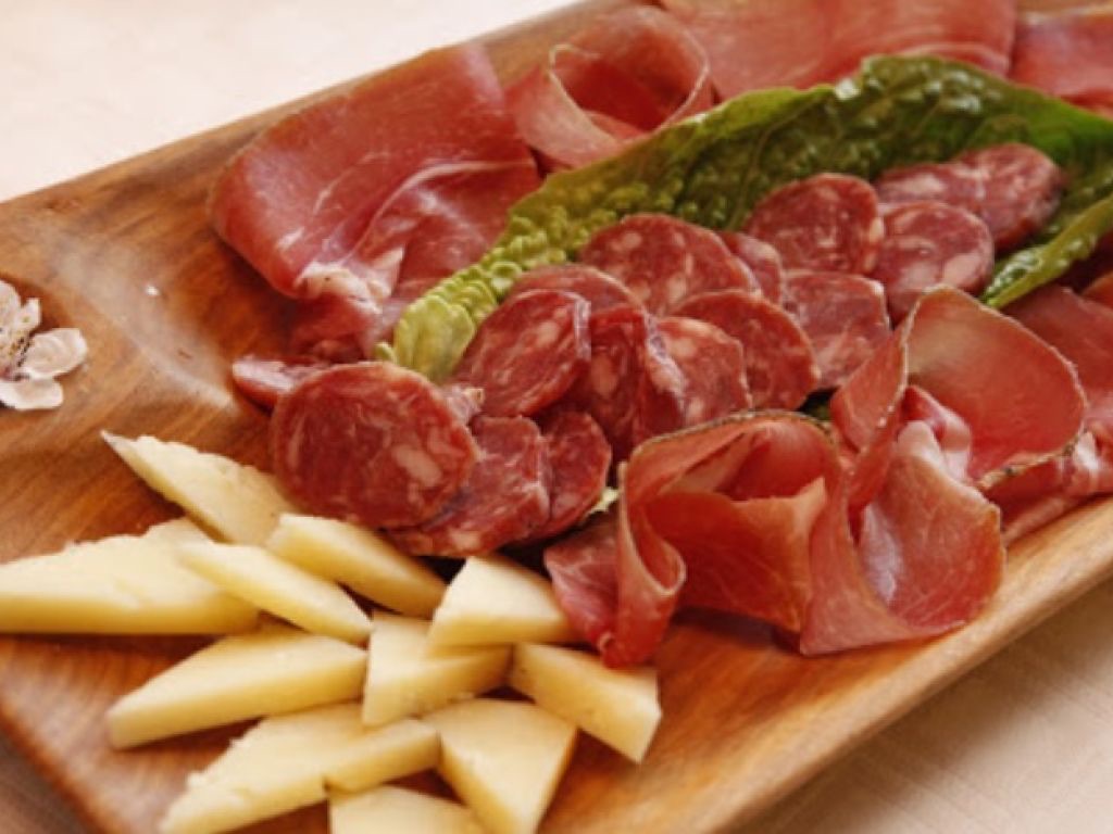 Tagliere di salumi e formaggi sardi
